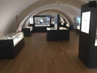 Il museo si sviluppa attraverso eleganti teche nere...